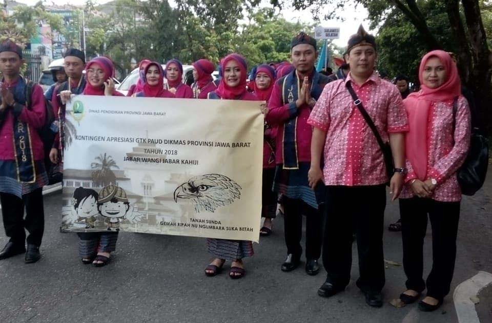 Defile kontingen asal Jawa Barat pada Apresiasi GTK PAUD dan DIKMAS berprestasi Tingkat Nasional 2018, diselenggarakan di Kota Pontianak, Kalimantan Barat.