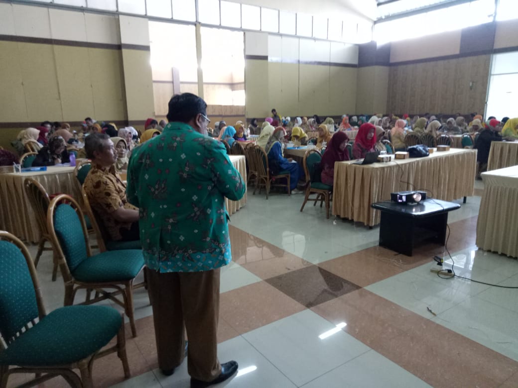 Ratusan peserta Sosialisasi Pendidikan Keluaraga yang diselenggarakan oleh Dinas Pendidikan Kabupaten Bandung dipenuhi peserta di Graha Arjasari, Kecamatan Arjasari, Kabupaten Bandung, Selasa (24/7/2018). 