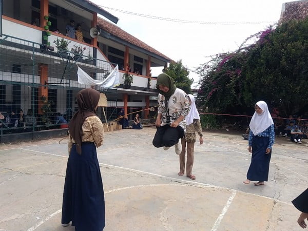 Lestarikan Permainan Tradisional, sejumlah siswa SMP 2 Cileunyi bermain dengan penuh semangat di halaman sekokah pada, Kamis (1/11)