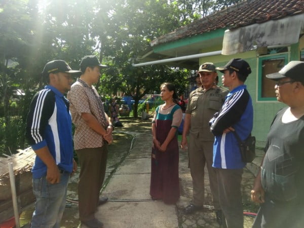 Camat Soreang H. Rusli Baijuri sedang berbincang dengan (pemilik rumah) saat menijau Rumah tidak layak huni (rutilahu) milik seorang nenek, Kartikawati (53) di Kampung Babakan Sakola RT 01 RW 04, Desa Sukajadi, Kecamatan Soreang, Kabupaten Bandung. 