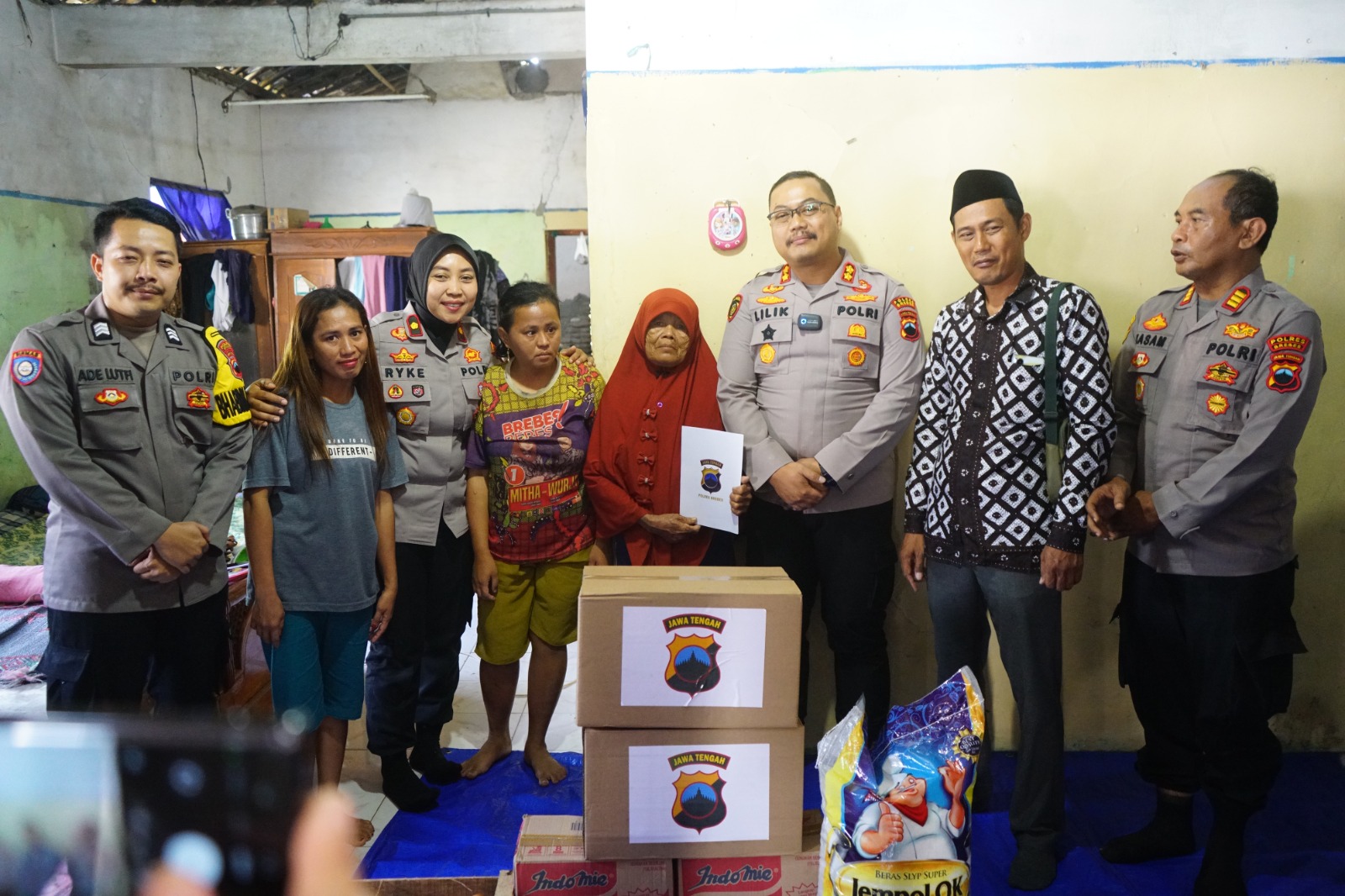 Kapolres Brebes Kunjungi Ibu Kusmiah, Apresiasi Keberanian Gagalkan Pencurian Rp3,6 Miliar