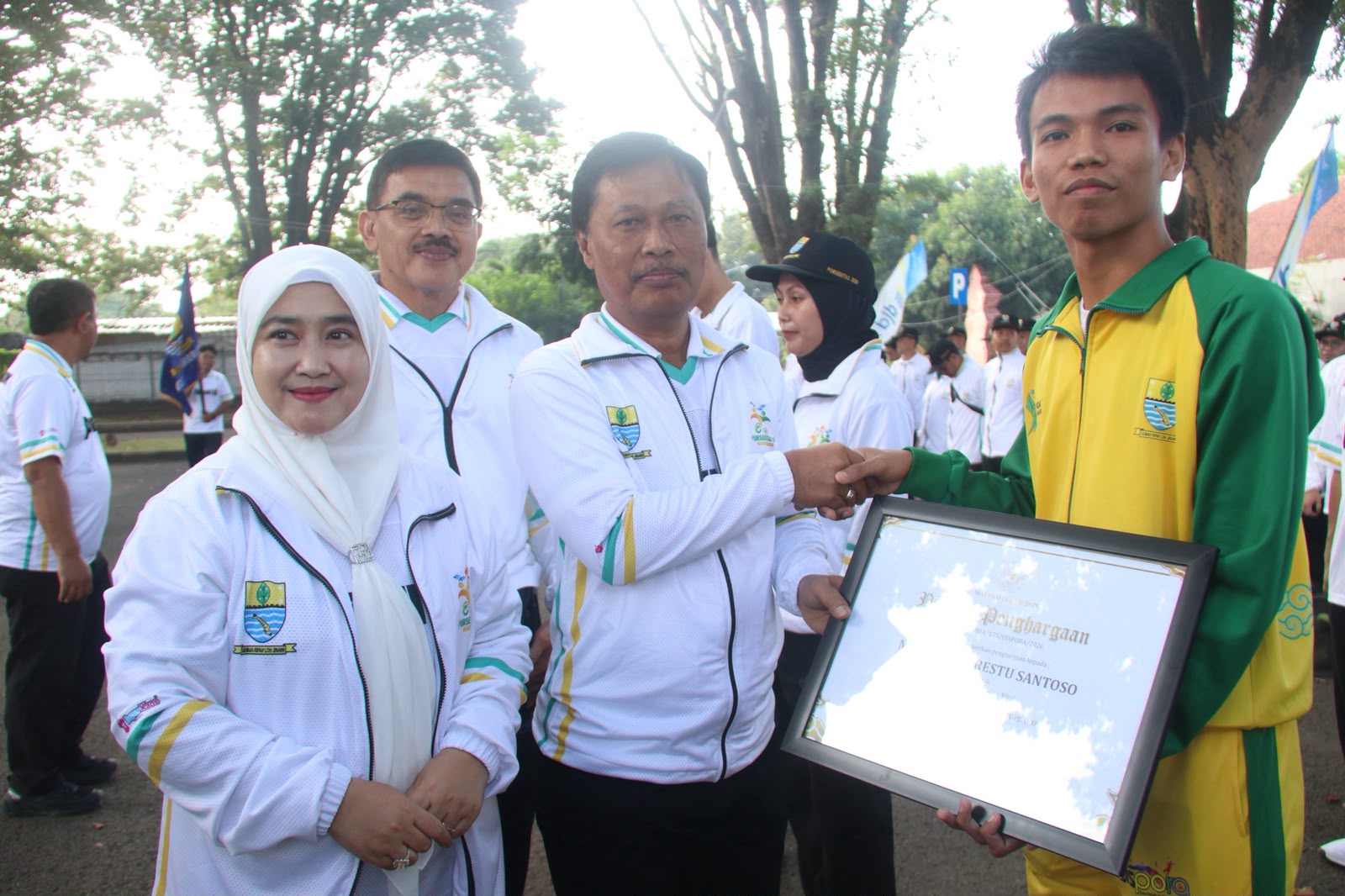 Pemkot Cirebon Perkuat Pembinaan Olahraga melalui Pelepasan Kontingen PORSENITAS XIII dan Penghargaan Atlet Berprestasi