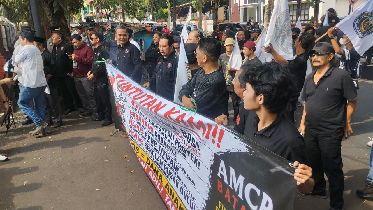 Ratusan Masa Guncang Disdik Kabupaten Cirebon, Tuntut Kadisdik Mundur Jika Tak Bisa Bekerja Maksimal