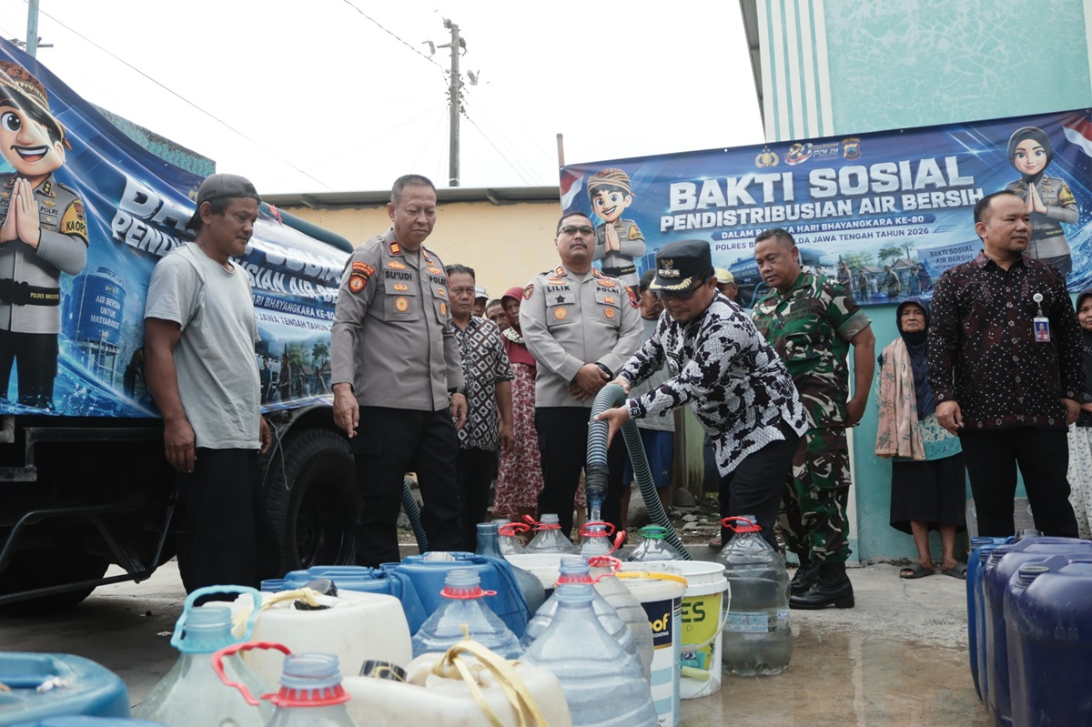Wujud Polri untuk Masyarakat, Polres Brebes Tebar Bantuan Air Bersih dan Bansos di Banjarharjo