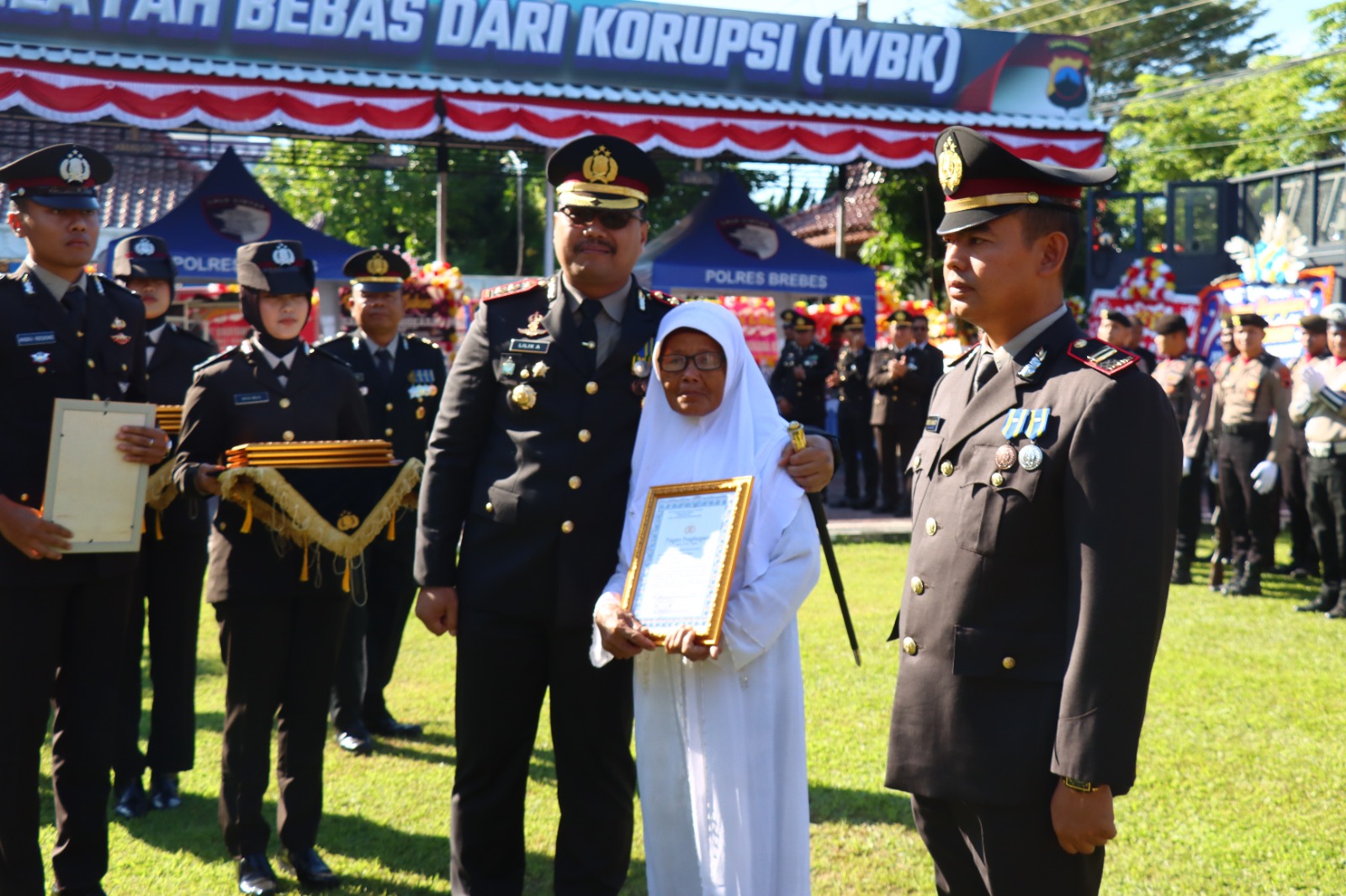 Gagalkan Perampokan Nasabah Bank, Juru Parkir Asal Brebes Terima Penghargaan dari Kapolres