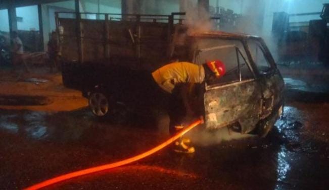 Diduga Korsleting, Mobil Pickup Terbakar di Tegalsambi Jepara