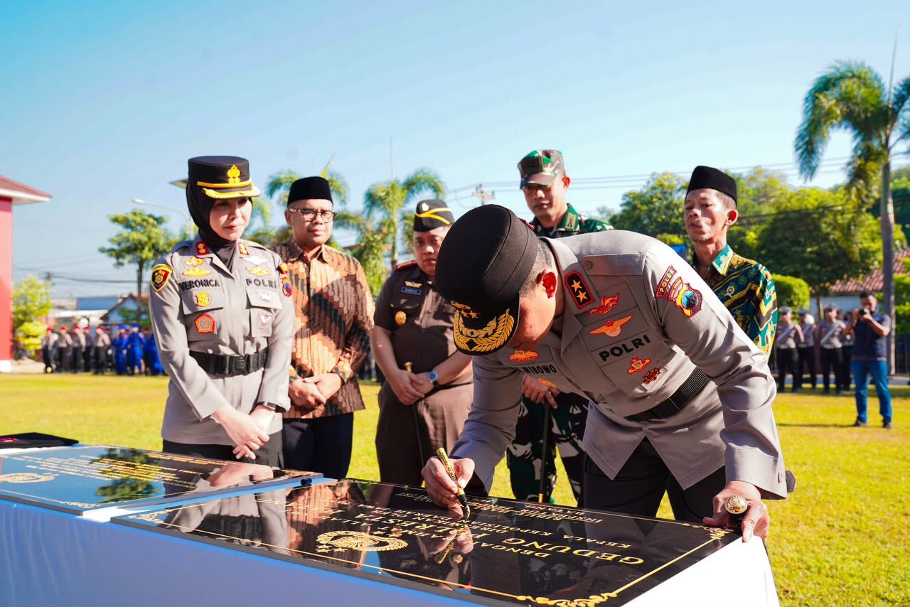 Kapolda Jateng Tegaskan Pelayanan Profesional di Polresta Batang