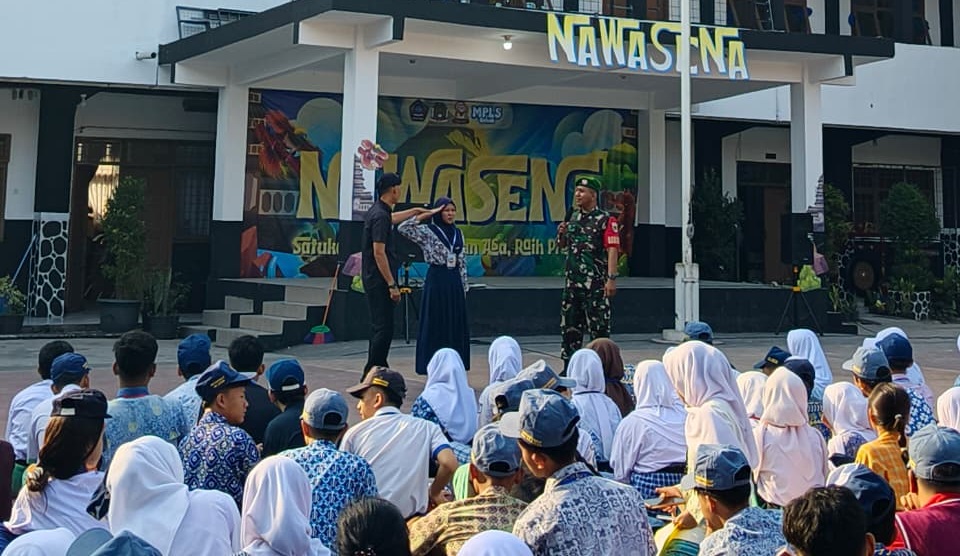 Babinsa (TNI) berikan Arahan di MPLS SMAN 1 Dayeuhkolot