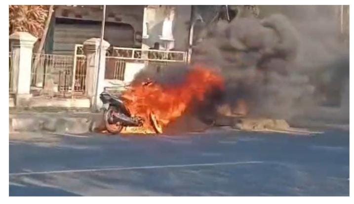 Sepeda Motor  Terbakar di Jalan Raya Jepara - Kudus Desa Lebuawu, Tak ada Korban Dalam Insiden ini