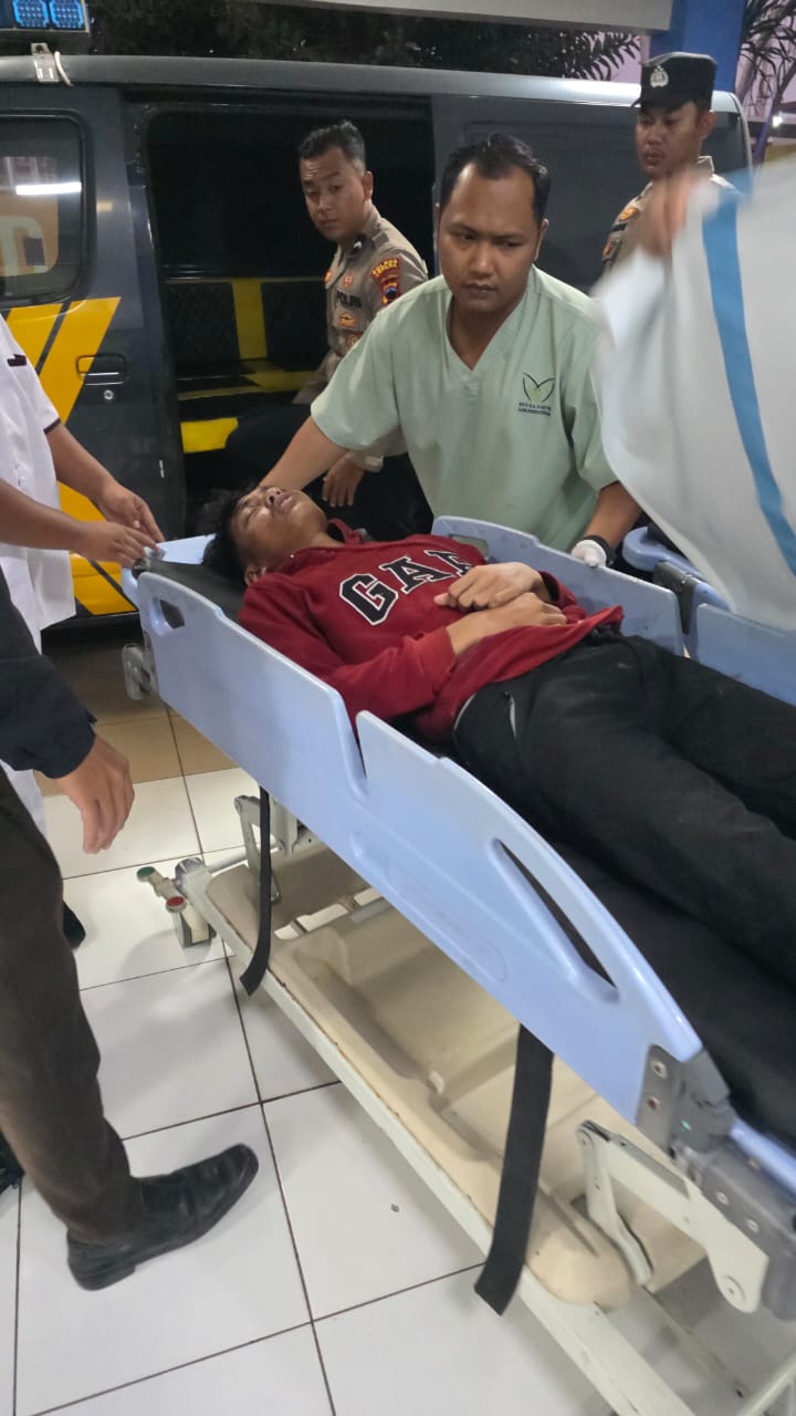 Saat Jelang Fajar, Diduga Korban Penipuan yang Pingsan di Masjid Agung