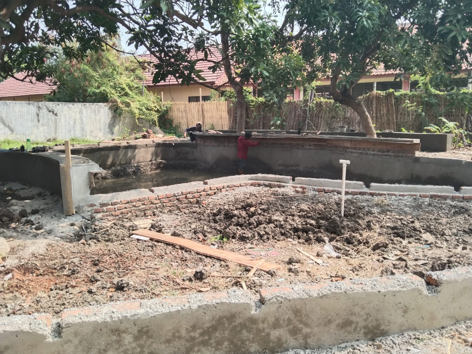Pelaksana Proyek Penataan Halaman Kantor Kecamatan Mundu Berikan Klarifikasi atas Pemberitaan