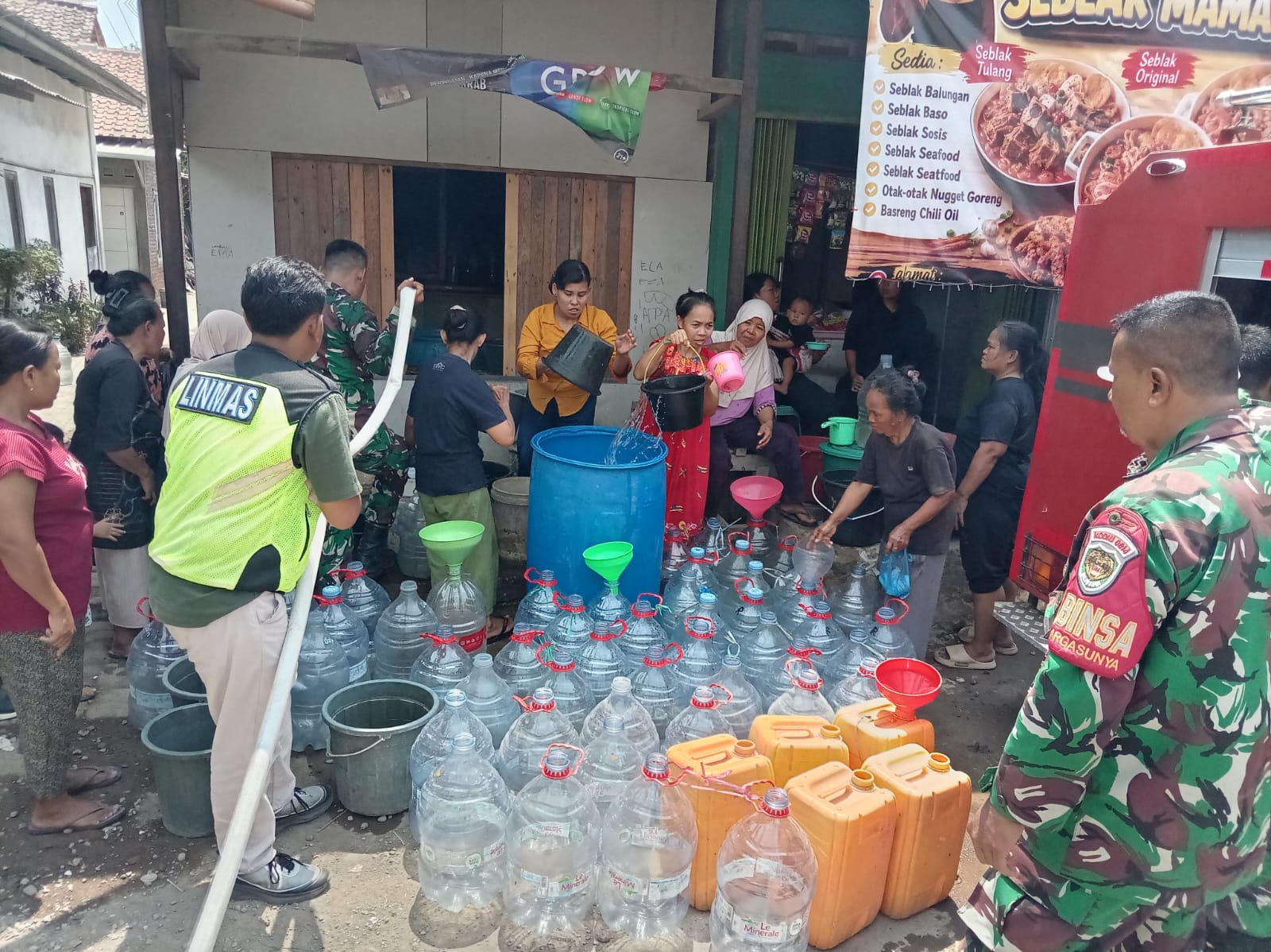 Peduli Kesulitan Rakyat, Kodim 0614/Kota Cirebon Salurkan 10 Ribu Liter Air Bersih