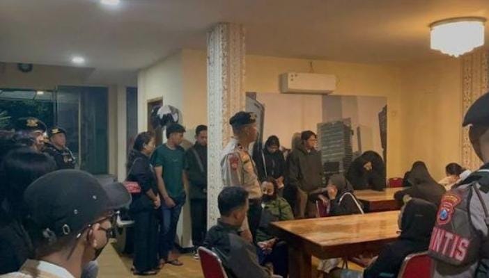 Home Stay FN 18 di Desa Tahunan Digrebek Warga dan Aparat, 7 Pasangan Bukan Suami Istri Digelandang ke Kantor Polisi