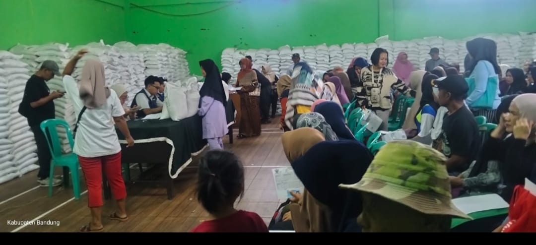 Penyaluran Bantuan Pangan Bulog di Desa Malakasari Berjalan Kondusif, Pemdes Dorong Data Terpadu Lebih Akurat