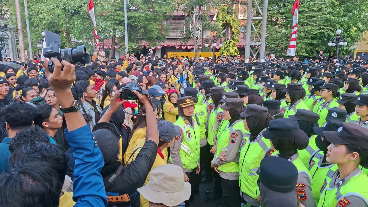 Kedepankan Dialog Persuasif dan Humanis, Polwan Negosiator Polda Jateng Ajak Mahasiswa Sampaikan Aspirasi Tanpa Ganggu Aktivitas Masyarakat