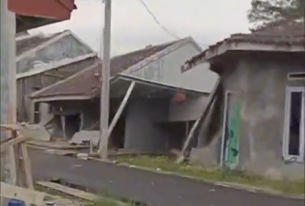 Satu Tahun Berlalu, 6 Keluarga Korban Longsor Desa Cimara Belum Punya Rumah: “Pemda Diharap Melek”