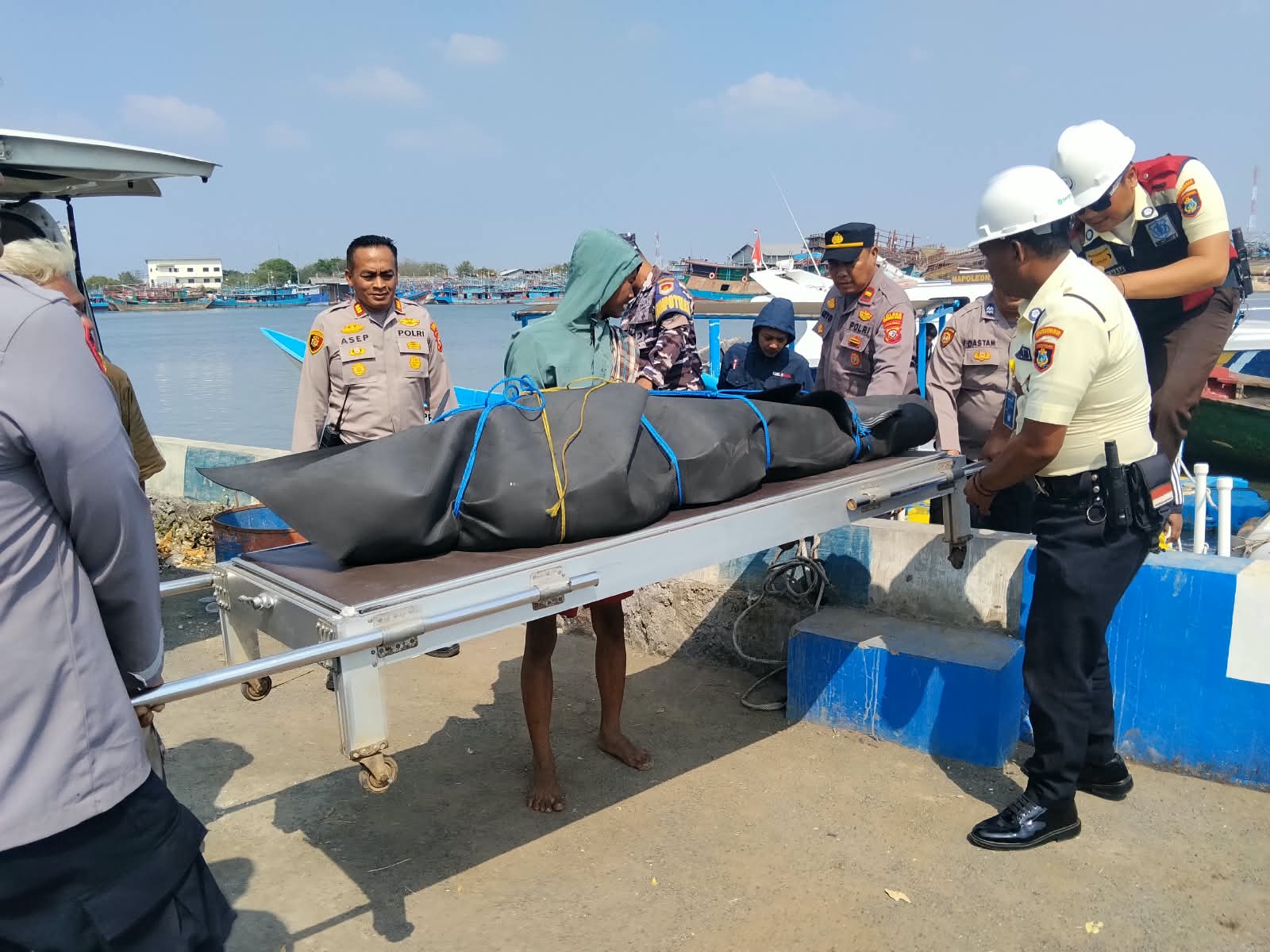 Polsek KPC dan Sat Polairud Evakuasi Jenazah ABK KM Cirebon Indah 5 dengan Penuh Empati