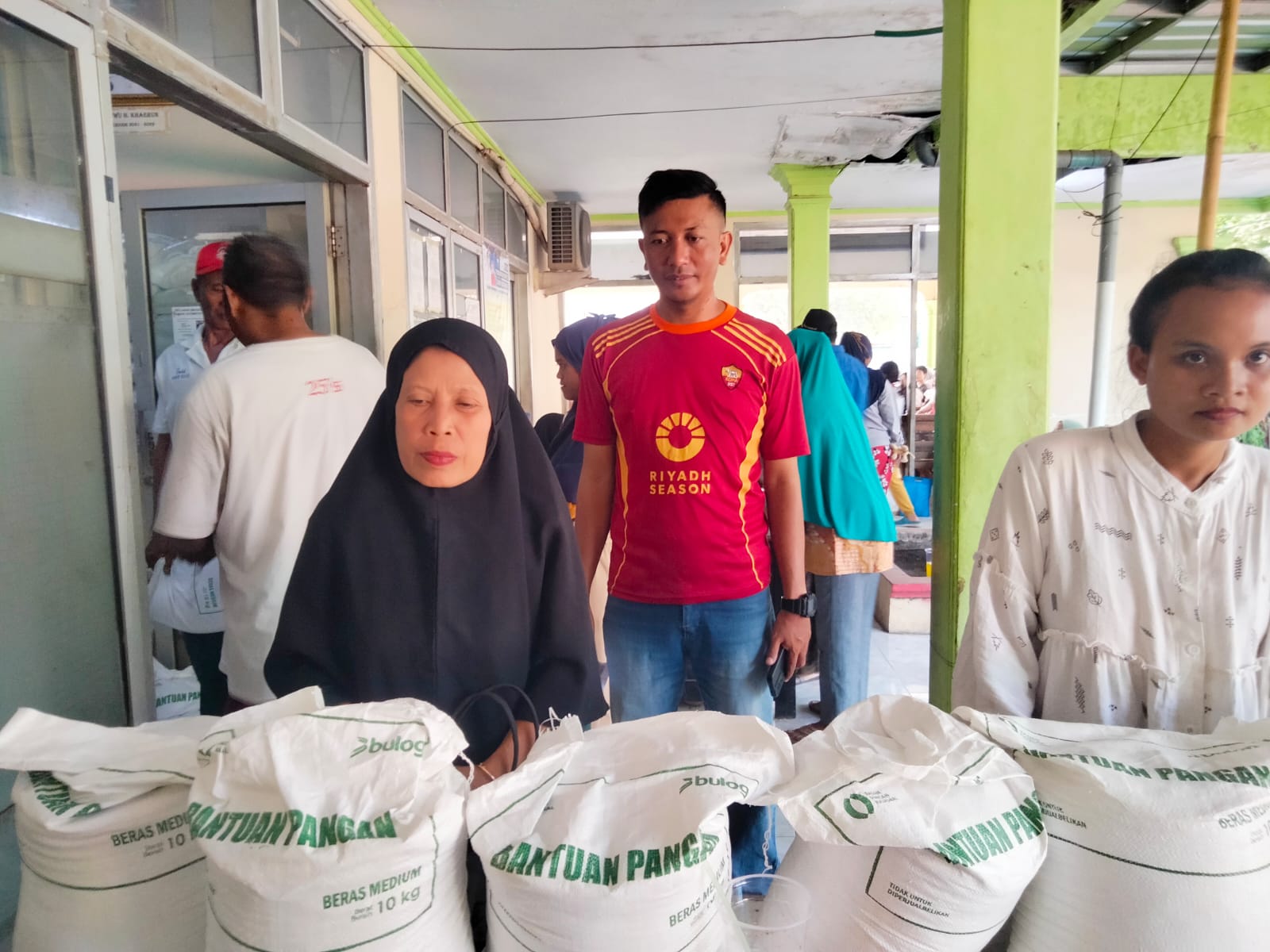 Pemdes Mundu Pesisir Salurkan Bantuan Beras 35,64 Ton untuk 1.188 KPM