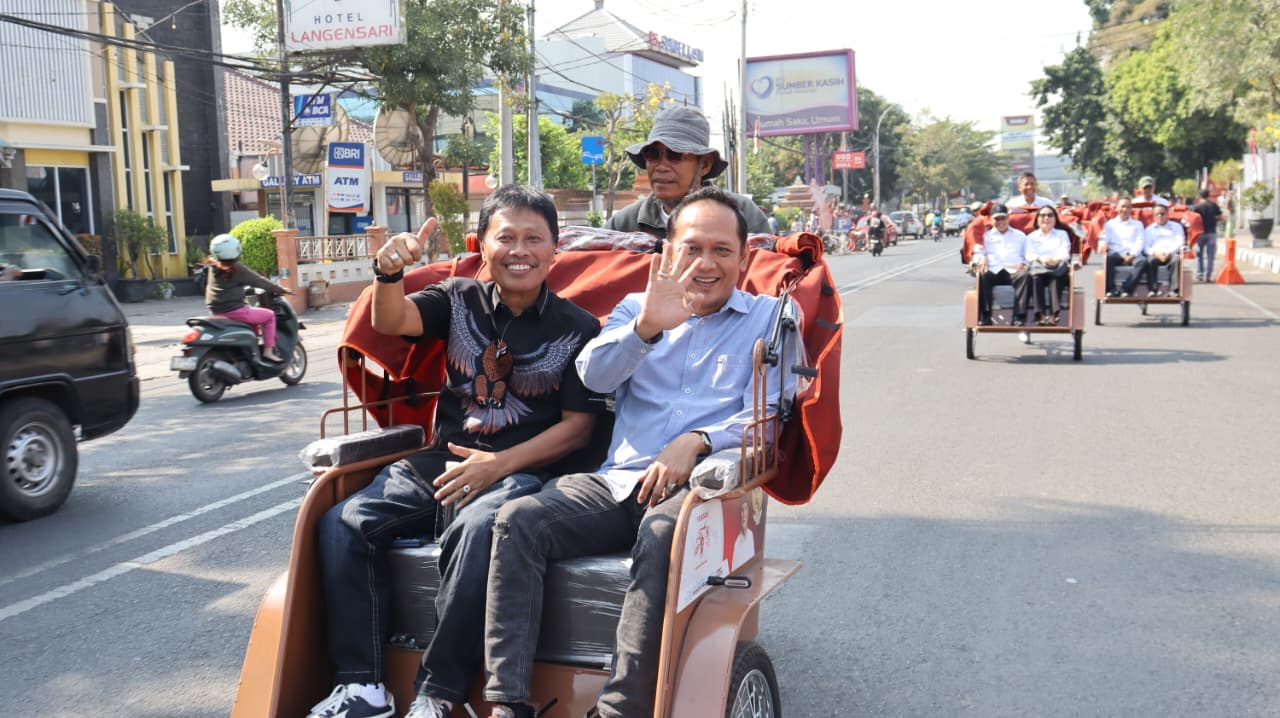 200 Becak Listrik Bantuan Presiden Diserahkan kepada Pengemudi Becak di Kota Cirebon