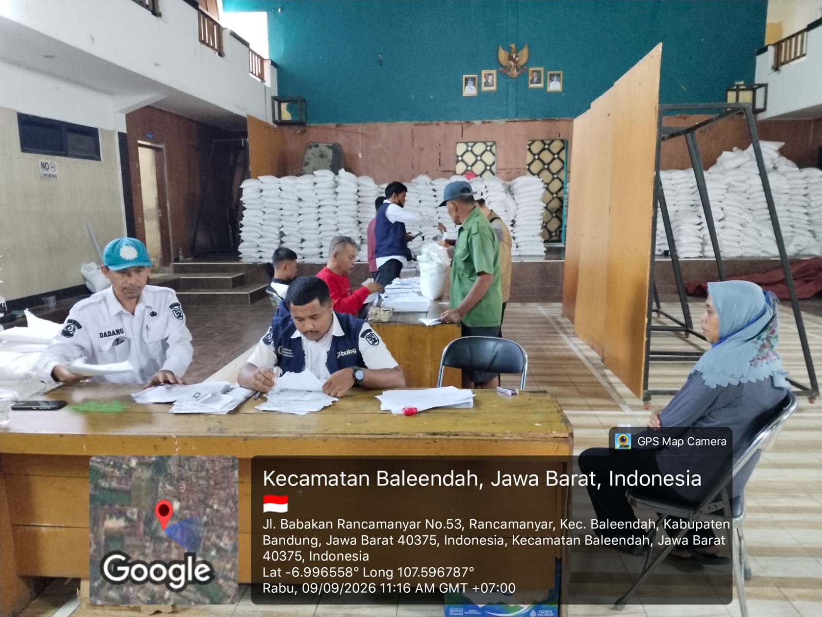 Ratusan Warga Antre Tertib Terima Bantuan Beras 30 Kg di Desa Rancamanyar 