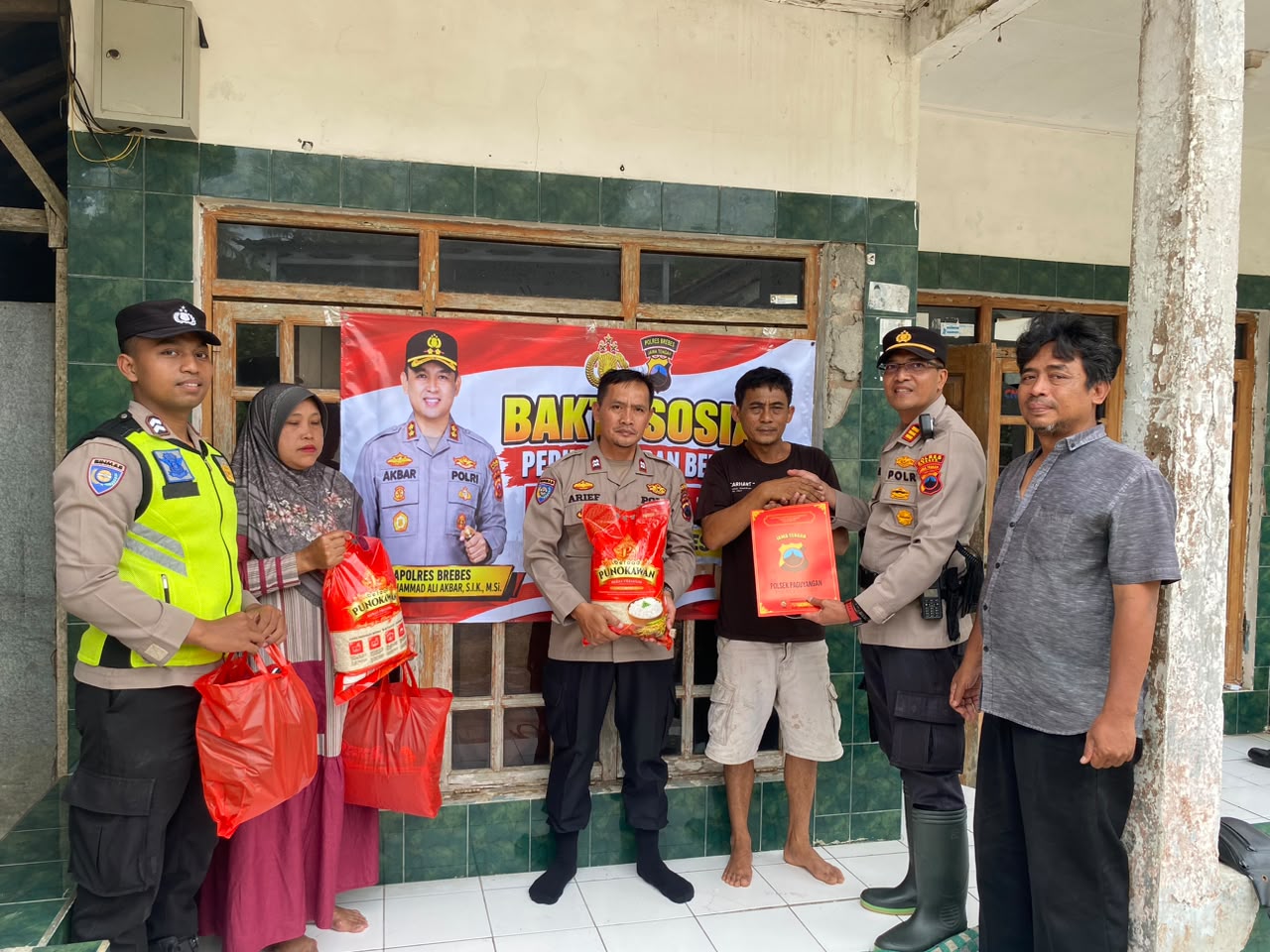 Polsek Paguyangan Salurkan Bantuan kepada Korban Kebakaran Rumah di Desa Kedungoleng