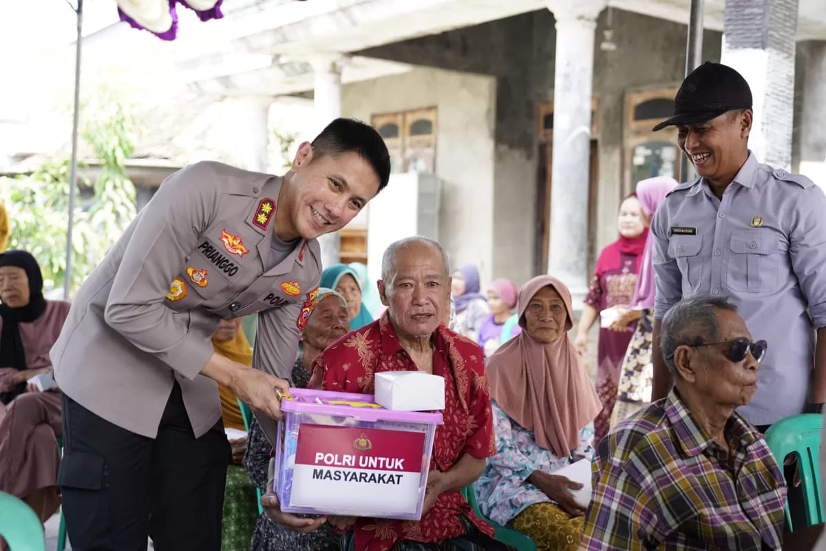 Kapolres Indramayu Berikan Air Bersih dan Sumbangkan Sembako Untuk Masyarakat Desa Tanjakan
