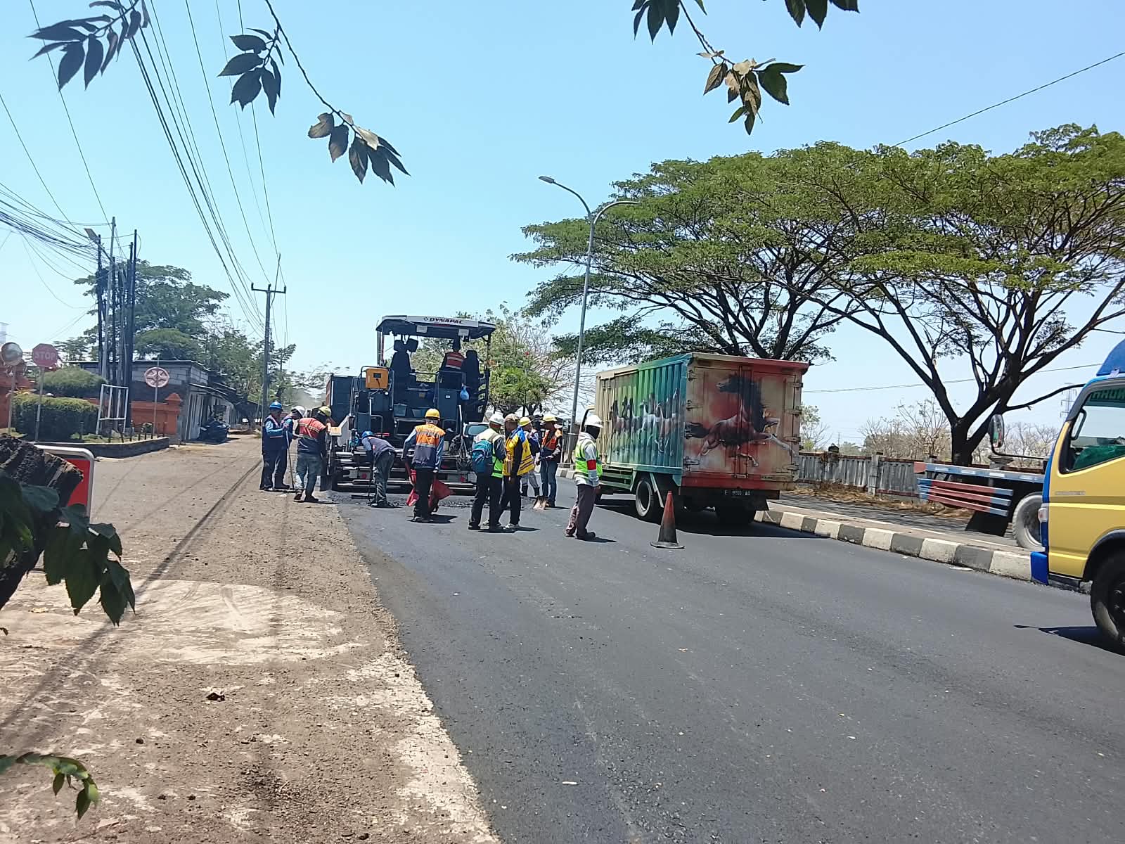 Macet Panjang, Warga Cirebon Keluhkan Proyek Perbaikan Jalan Nasional Tanpa Pengawalan Polisi Lalu Lintas