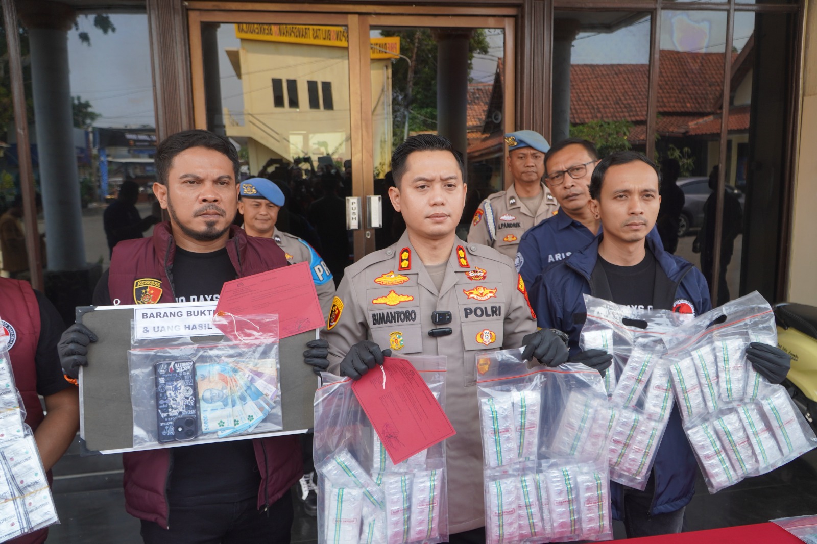 9.700 butir OKT kami amankan. Ini bukan sekadar angka, tetapi upaya menyelamatkan generasi muda Cirebon dari penyalahgunaan obat keras.