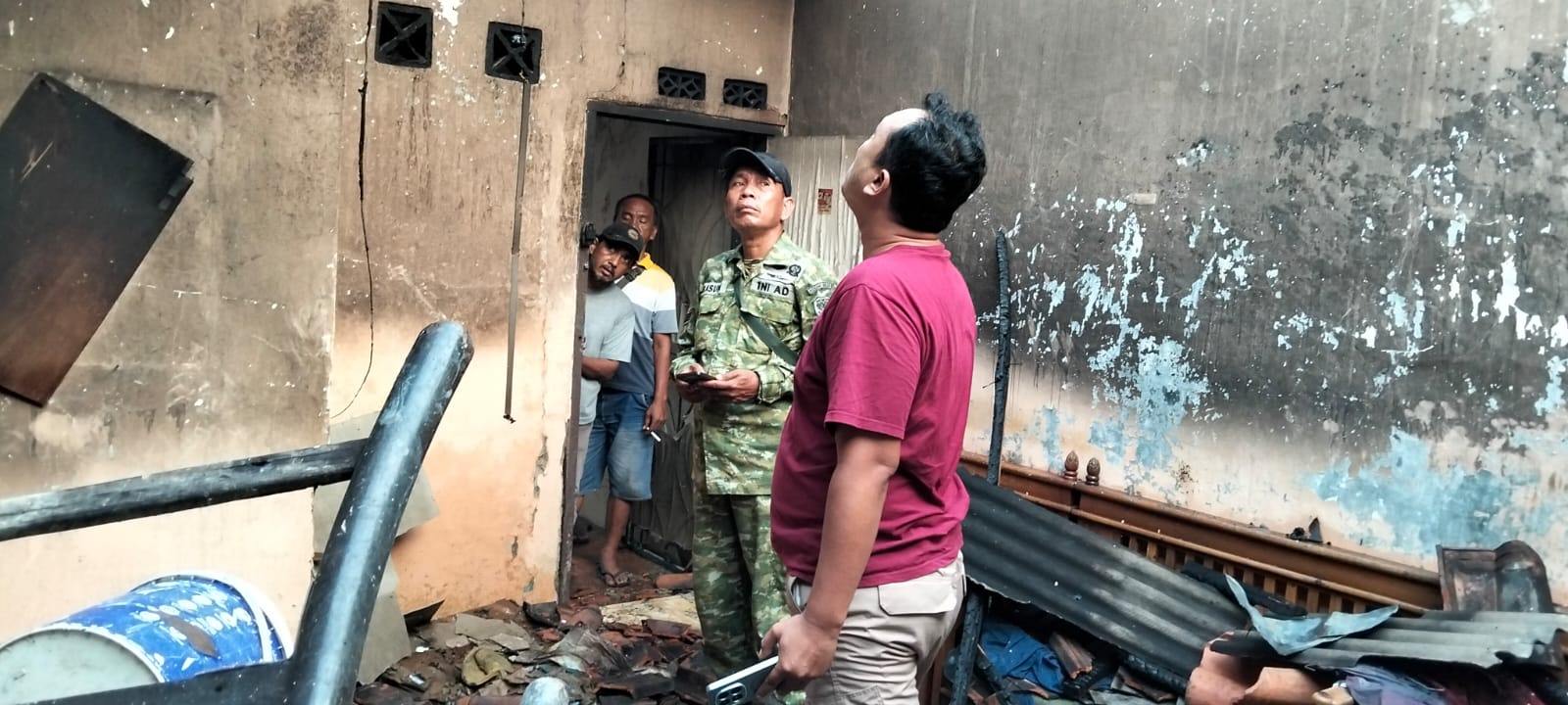 Polsek Mundu Bersama Damkar Tangani Kebakaran Rumah di Banjarwangunan