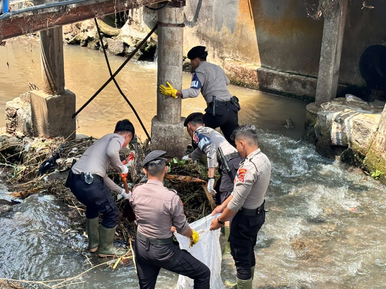 Antisipasi Musim Penghujan, Polres Kuningan Gelar Bakti Sosial Bersih-Bersih Pasar Baru dan Sungai Citamba