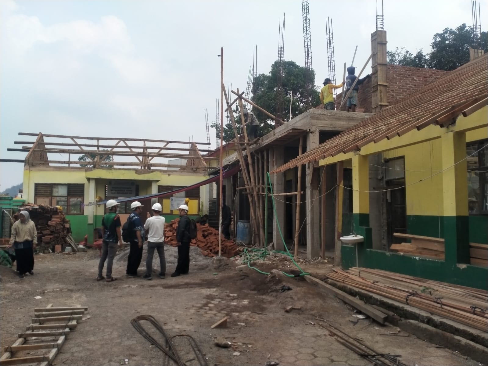 Pastikan Kualitas Bangunan, Bagian Sarpras Pantau Langsung Revitalisasi SDN 02 Arjasari