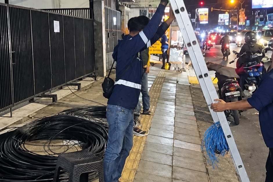 Diduga Belum Kantongi Rekomendasi Awal, Pemasangan Kabel Internet di Jalan Ciremai Raya Cirebon Jadi Sorotan