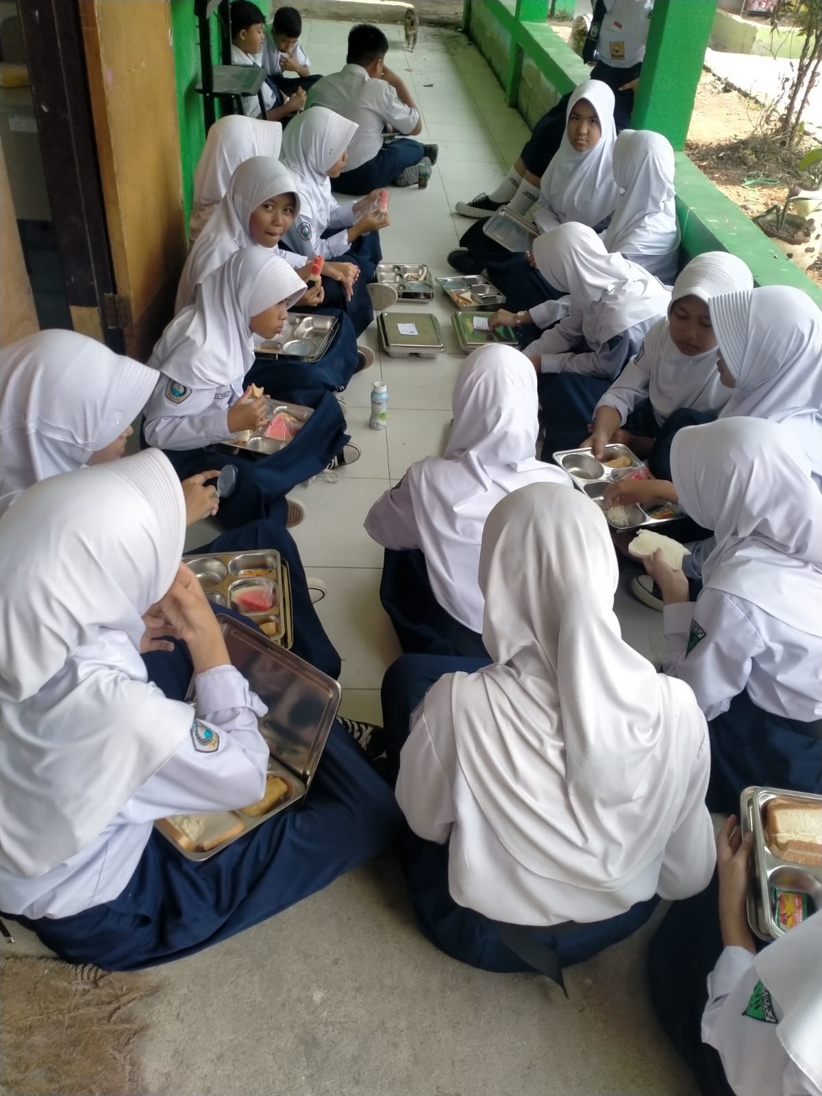 Senang Dapat Menu lengkap dan Enak, Siswa Sambut Hangat Program Makan Bergizi Gratis