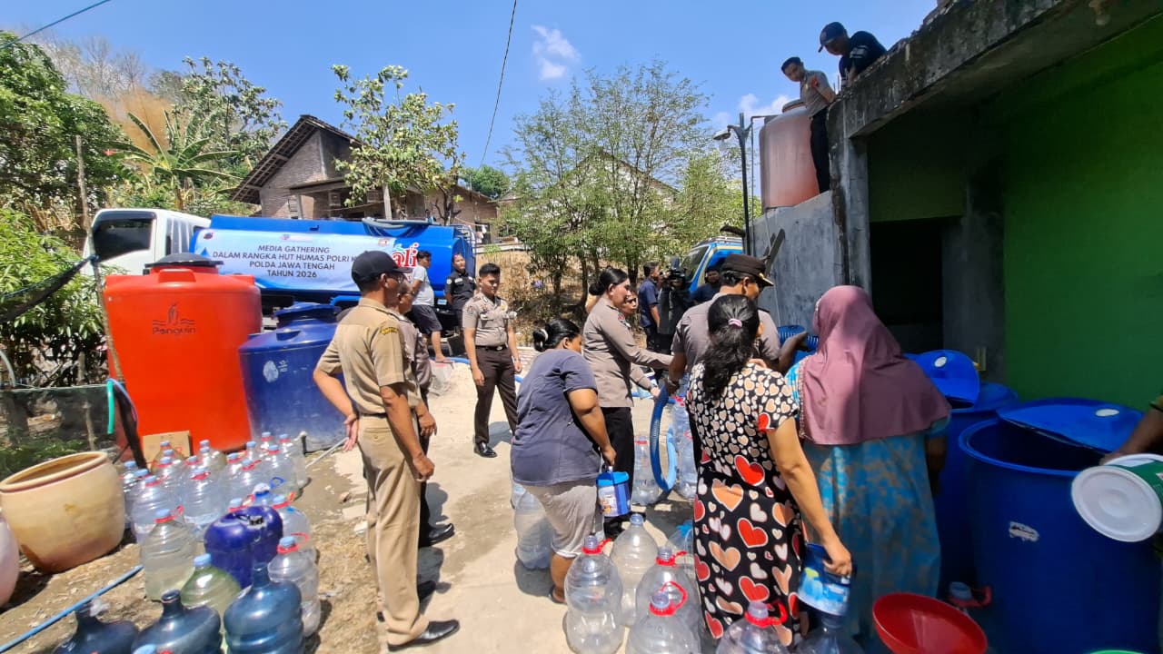 Warnai HUT Humas Polri ke-75, Bidhumas Polda Jateng Salurkan 16.000 Liter Air Bersih untuk Warga Jabungan