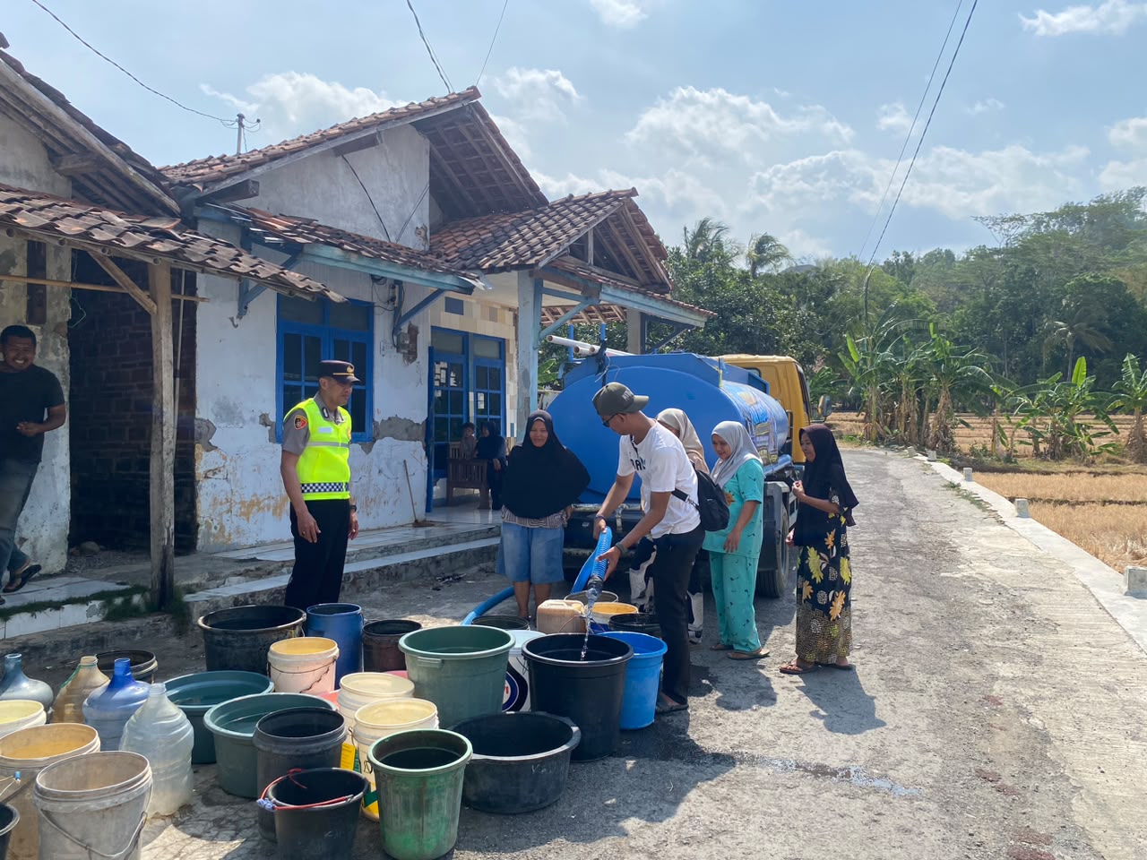 Peringati HUT Humas Polri ke-75, Polres Brebes Salurkan Bantuan Air Bersih untuk Warga Terdampak Kekeringan