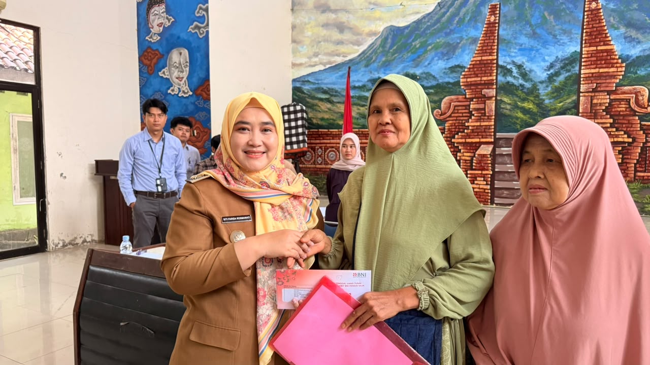 Wakil Wali Kota Cirebon Serahkan KKS kepada 279 Calon Penerima PKH di Harjamukti