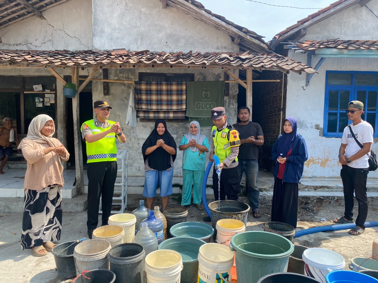 Peringati HUT Humas Polri ke-75, Polres Brebes Salurkan Bantuan Air Bersih untuk Warga Terdampak Kekeringan
