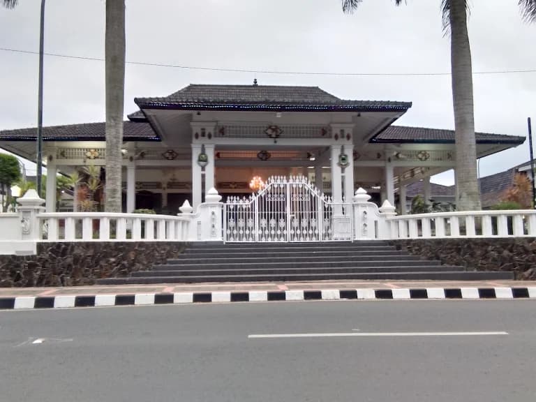 LSM Frontal Desak Bupati Kuningan Hentikan Operasional Dapur MBG, Aksi Unjuk Rasa Digelar di Pendopo