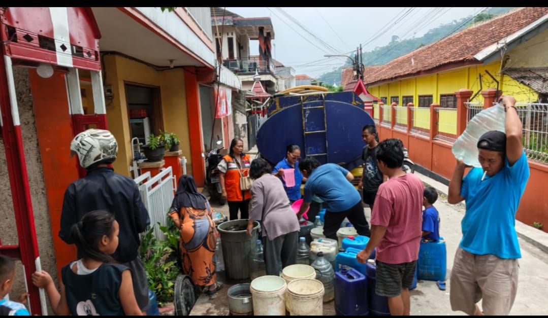 YAYASAN RIZKY UNTUK BERBAGI SALURKAN AIR BERSIH GRATIS UNTUK WARGA RW 05 BALEENDAH, WARGA SAMBUT GEMBIRA