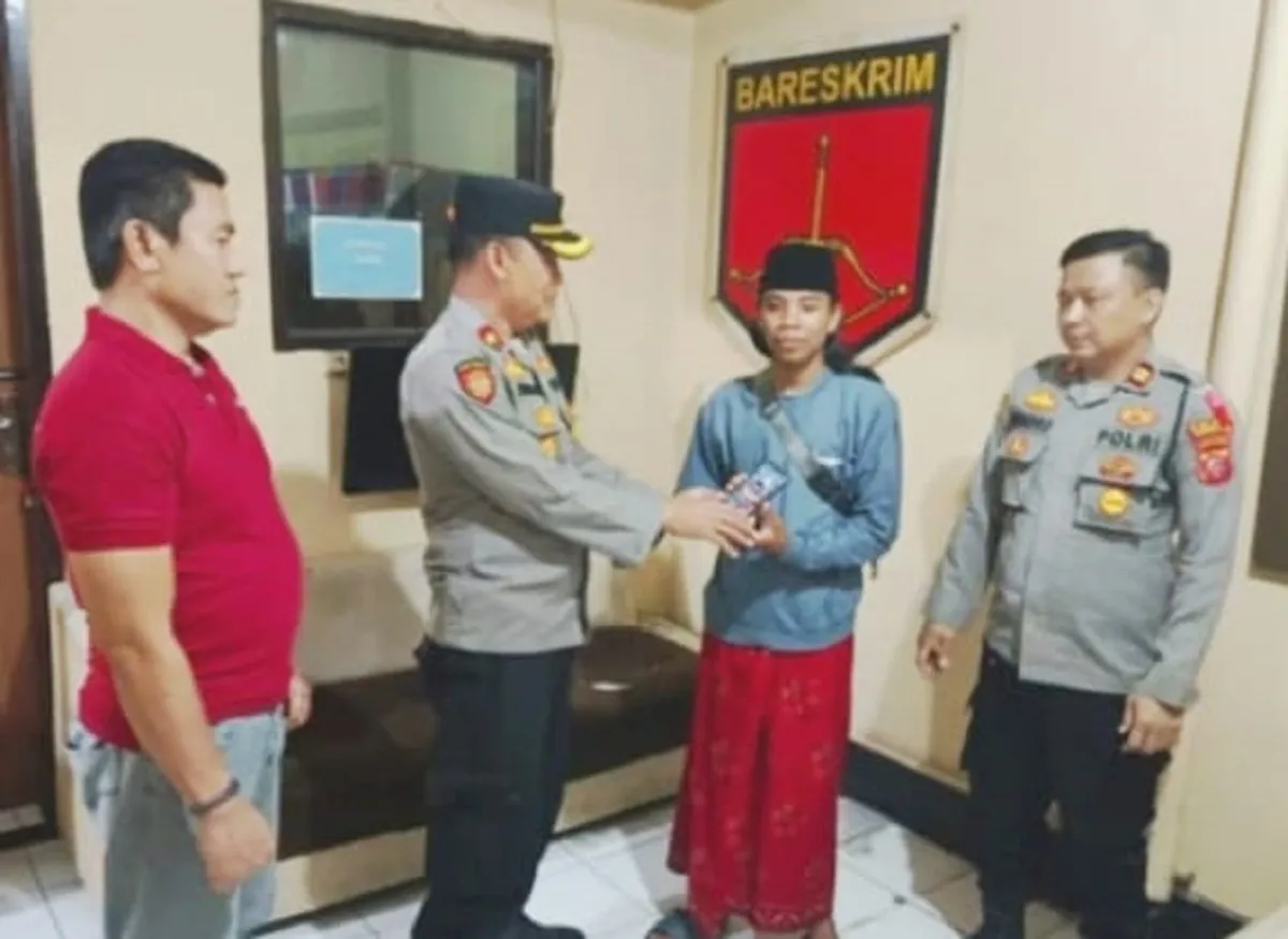 AMAZING  HP Dicuri, Malamnya Kapolsek Kedawung Langsung Menyerahkan Kepada Korban