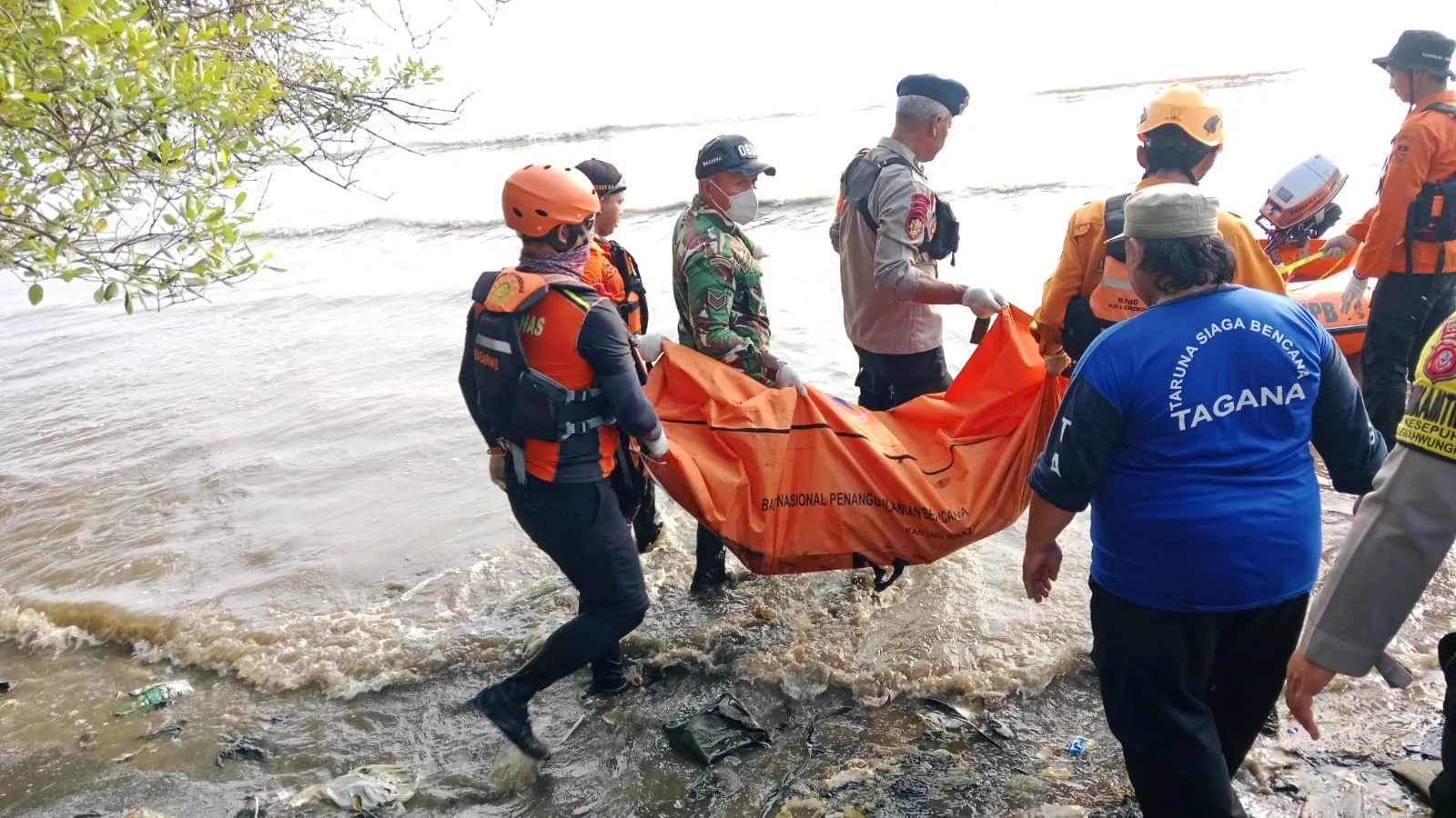 Anak Hanyut di Sungai Kriyan Ditemukan,  Babinsa Turut Evakuasi Jenazah di Hari Ketiga Pencarian
