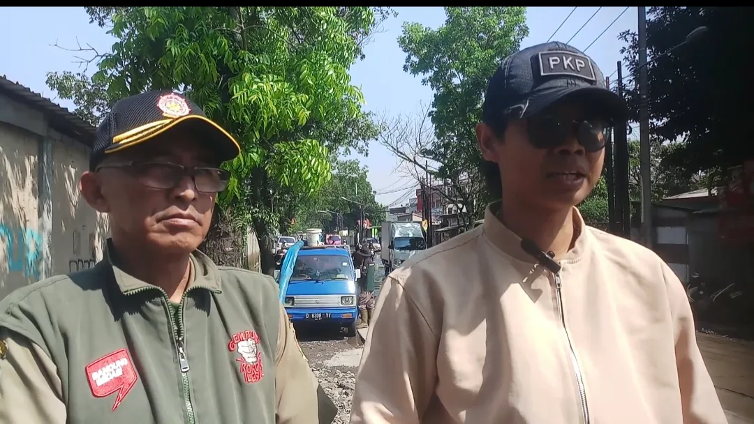 Cepat Tanggap, UPTD PUTR dan Kelurahan Baleendah Sedot Banjir di Jalan Laswi