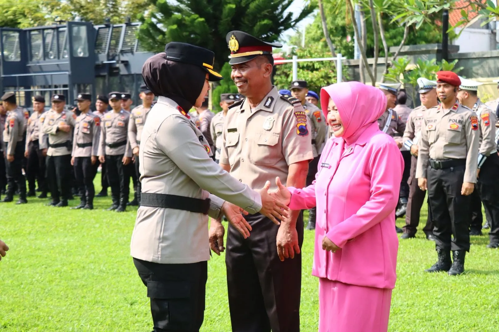 Dedikasi Tanpa Cacat, Kapolres Brebes Pimpin Upacara Kenaikan Pangkat Pengabdian IPDA Siswanto