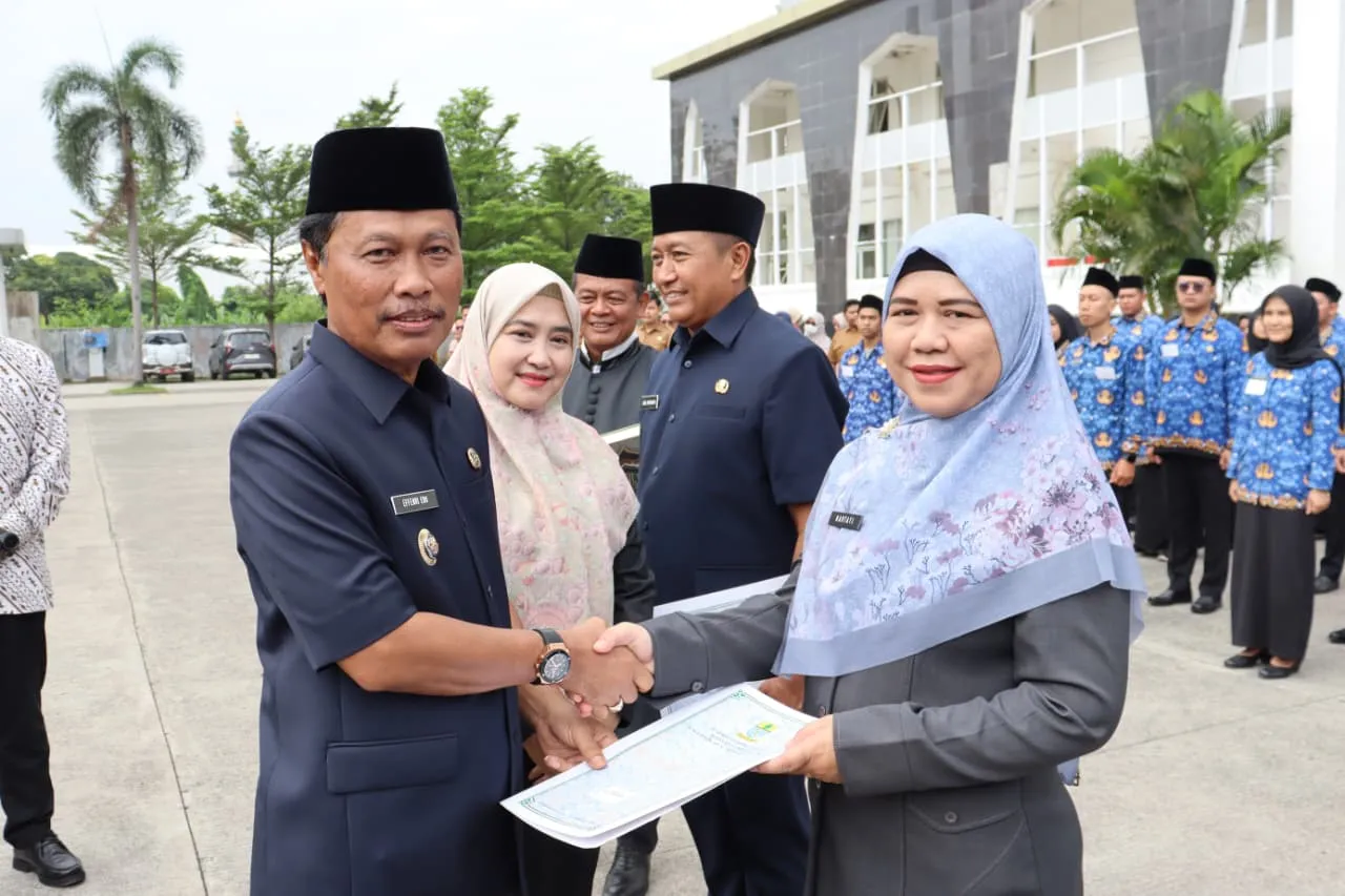 Serahkan SK Pengangkatan, Wali Kota Dorong ASN Tingkatkan Dedikasi dan Efisiensi Pelayanan