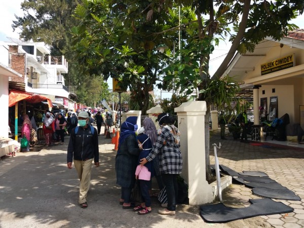 Suasana di pasar lama Ciwidey , terlihat beberapa pengunjung pasar yang datang untuk berbelanja , photo diambil Jumat ( 22/5), Kontroversinews.com || Lee