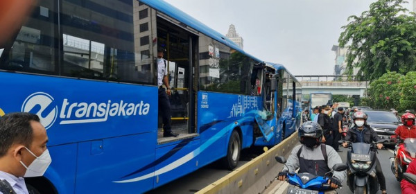 Dua Bus TransJakarta Kecelakaan Di Cawang, Satu Penumpang Tewas ...