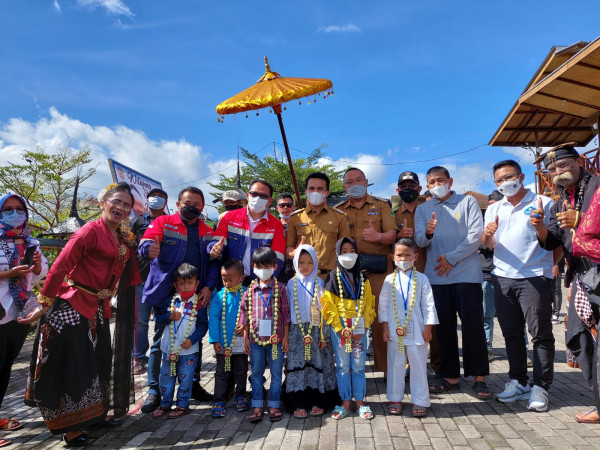 Wakil Bupati Bandung, Sahrul Gunawan  didampingi Project General Manager Dieng 2 & Patuha 2, Supriadinata Marza saat menghadiri acara puncak anniversary Pemuda Pacira di reast area Pasirjambu, Selasa (25/1).Photo - Lee