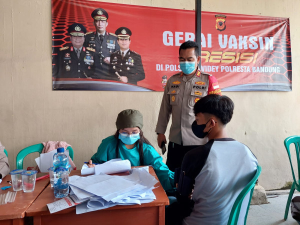 Kapolsek Ciwidey AKP. Hadi Mulyana saat memantau pelaksanaan Vaksin presisi , di halaman Mapolsek Ciwidey,  Kamis (3/3). Photo - Lee