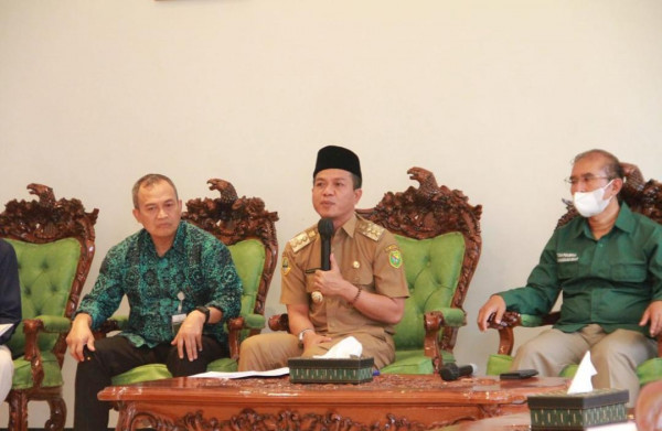 Bupati Bandung HM. Dadang Supriatna saat melakukan koordinasi dengan Dirut BPR Kerta Raharja H. Aep Hendar Cahyad, di Rumah Dinas Jabatan Bupati Komplek Pemkab. Bandung.