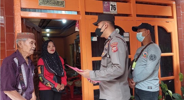 Petugas Polsek Ciwidey  ,   AIPDA Andi  Gunawan., S.Pd dan 
BRIPKA Taufiqurohman., S.E saat  mendatangi rumah  warga Ciwidey , memberikan sosialisasi kepada warga yang  akan mudik di Kp. Ciwidey Tengah Desa Ciwidey Kecamatan Ciwidey ,  Jumat (29/4/2022). Photo Lee.